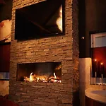 Wellness Tuin - Boudoir - Ultieme Partner Beleving - Indoor Jacuzzi En Openhaard En Prive Sauna - In Romantische Stijl - Gratis Fles Prosecco & Leuke Partner Connect Box !