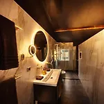 Wellness Tuin - Boudoir - Ultieme Partner Beleving - Indoor Jacuzzi En Openhaard En Prive Sauna - In Romantische Stijl - Gratis Fles Prosecco & Leuke Partner Connect Box !