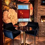 Wellness Tuin - Boudoir - Ultieme Partner Beleving - Indoor Jacuzzi En Openhaard En Prive Sauna - In Romantische Stijl - Gratis Fles Prosecco & Leuke Partner Connect Box ! *