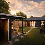 Hytte Wellness Tuin - Boudoir - Ultieme Partner Beleving - Indoor Jacuzzi En Openhaard En Prive Sauna - In Romantische Stijl - Gratis Fles Prosecco & Leuke Partner Connect Box !