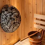 Wellness Tuin - Boudoir - Ultieme Partner Beleving - Indoor Jacuzzi En Openhaard En Prive Sauna - In Romantische Stijl - Gratis Fles Prosecco & Leuke Partner Connect Box ! Hytte Horst