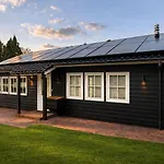 Wellness Tuin - Boudoir - Ultieme Partner Beleving - Indoor Jacuzzi En Openhaard En Prive Sauna - In Romantische Stijl - Gratis Fles Prosecco & Leuke Partner Connect Box ! Hytte