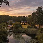 Hytte Wellness Tuin - Boudoir - Ultieme Partner Beleving - Indoor Jacuzzi En Openhaard En Prive Sauna - In Romantische Stijl - Gratis Fles Prosecco & Leuke Partner Connect Box !