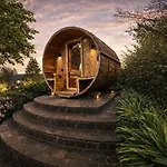 Wellness Tuin Horst Noord Limburg - Suite Met Indoor Jacuzzi En Openhaard En Prive Sauna - In Romantische Stijl - Gratis Fles Prosecco & Leuke Partner Connect Box ! - Ultieme Partner Beleving * Horst