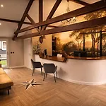 Wellness Tuin - Boudoir - Ultieme Partner Beleving - Indoor Jacuzzi En Openhaard En Prive Sauna - In Romantische Stijl - Gratis Fles Prosecco & Leuke Partner Connect Box ! *