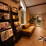 Wellness Tuin - Boudoir - Ultieme Partner Beleving - Indoor Jacuzzi En Openhaard En Prive Sauna - In Romantische Stijl - Gratis Fles Prosecco & Leuke Partner Connect Box ! Hytte Horst