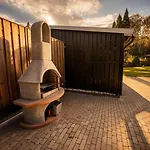 Wellness Tuin - Boudoir - Ultieme Partner Beleving - Indoor Jacuzzi En Openhaard En Prive Sauna - In Romantische Stijl - Gratis Fles Prosecco & Leuke Partner Connect Box ! *