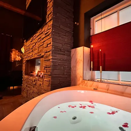 Lodge Wellness Tuin - Boudoir - Ultieme Partner Beleving Met Jacuzzi En Openhaard En Prive Sauna In Romantische Stijl