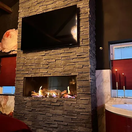Wellness Tuin - Boudoir - Ultieme Partner Beleving Met Jacuzzi En Openhaard En Prive Sauna In Romantische Stijl * Horst