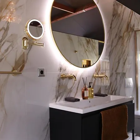 Wellness Tuin - Boudoir - Ultieme Partner Beleving - Indoor Jacuzzi En Openhaard En Prive Sauna - In Romantische Stijl - Gratis Fles Prosecco & Leuke Partner Connect Box ! بيت خشبي