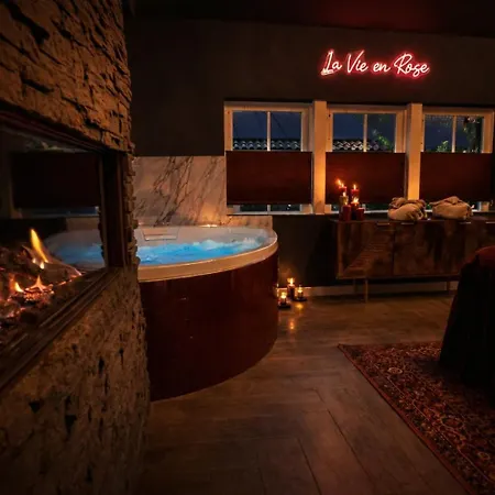 Wellness Tuin - Boudoir - Ultieme Partner Beleving - Indoor Jacuzzi En Openhaard En Prive Sauna - In Romantische Stijl - Gratis Fles Prosecco & Leuke Partner Connect Box ! Jaktstuga *