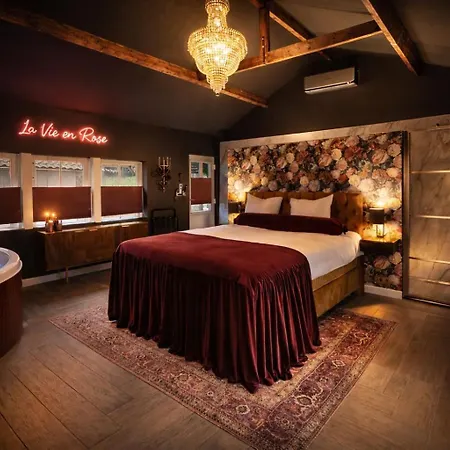 Jaktstuga Wellness Tuin - Boudoir - Ultieme Partner Beleving - Indoor Jacuzzi En Openhaard En Prive Sauna - In Romantische Stijl - Gratis Fles Prosecco & Leuke Partner Connect Box ! Horst