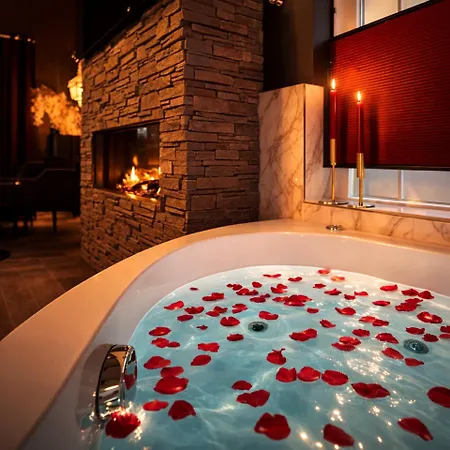 Wellness Tuin - Boudoir - Ultieme Partner Beleving - Indoor Jacuzzi En Openhaard En Prive Sauna - In Romantische Stijl - Gratis Fles Prosecco & Leuke Partner Connect Box !