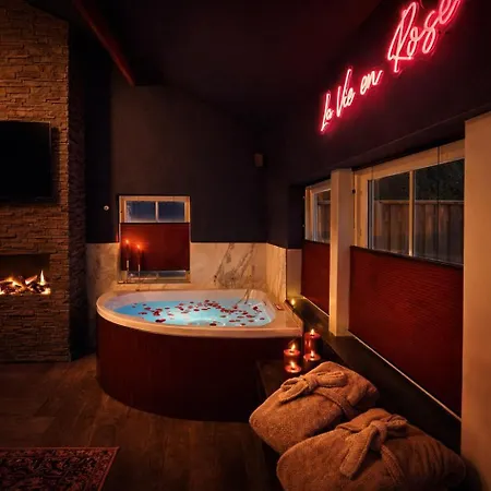 Jaktstuga Wellness Tuin - Boudoir - Ultieme Partner Beleving - Indoor Jacuzzi En Openhaard En Prive Sauna - In Romantische Stijl - Gratis Fles Prosecco & Leuke Partner Connect Box ! *