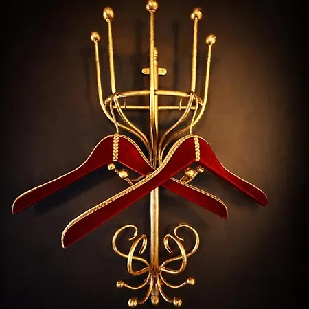 Wellness Tuin - Boudoir - Ultieme Partner Beleving - Indoor Jacuzzi En Openhaard En Prive Sauna - In Romantische Stijl - Gratis Fles Prosecco & Leuke Partner Connect Box !