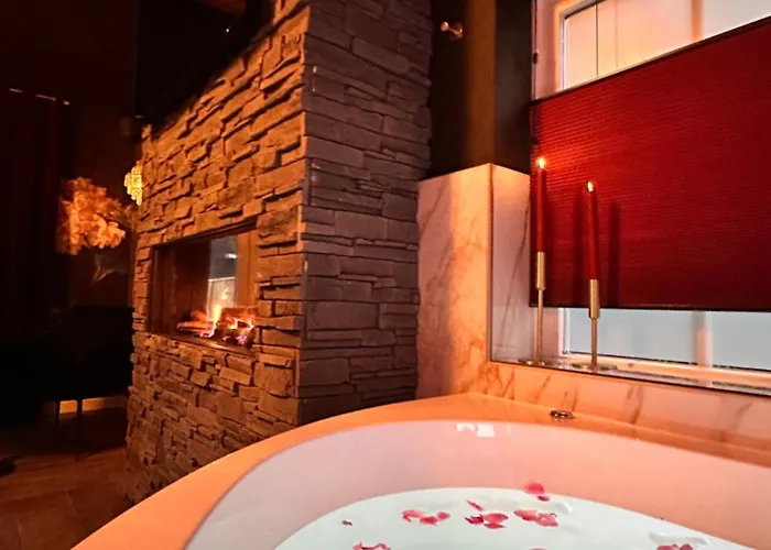 Orman Evi Wellness Tuin - Boudoir - Ultieme Partner Beleving - Indoor Jacuzzi En Openhaard En Prive Sauna - In Romantische Stijl - Gratis Fles Prosecco & Leuke Partner Connect Box !