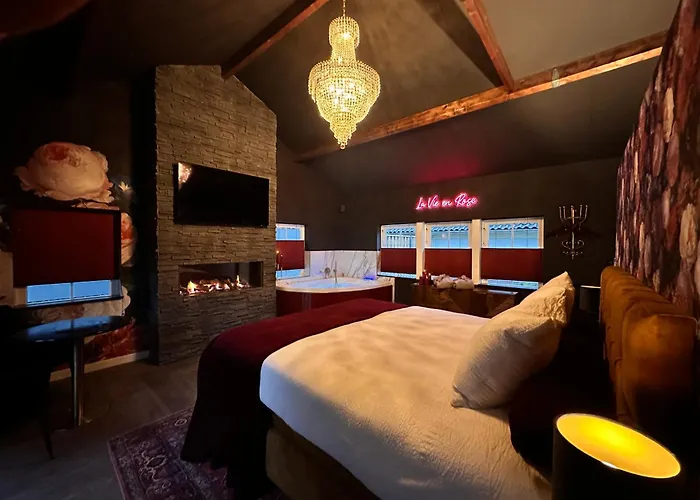 Wellness Tuin - Boudoir - Ultieme Partner Beleving - Indoor Jacuzzi En Openhaard En Prive Sauna - In Romantische Stijl - Gratis Fles Prosecco & Leuke Partner Connect Box ! *