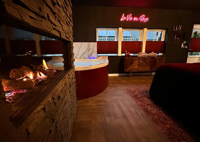 Wellness Tuin - Boudoir - Ultieme Partner Beleving - Indoor Jacuzzi En Openhaard En Prive Sauna - In Romantische Stijl - Gratis Fles Prosecco & Leuke Partner Connect Box ! Orman Evi *