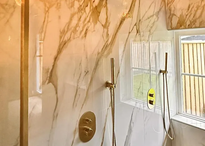 Orman Evi Wellness Tuin - Boudoir - Ultieme Partner Beleving - Indoor Jacuzzi En Openhaard En Prive Sauna - In Romantische Stijl - Gratis Fles Prosecco & Leuke Partner Connect Box ! *