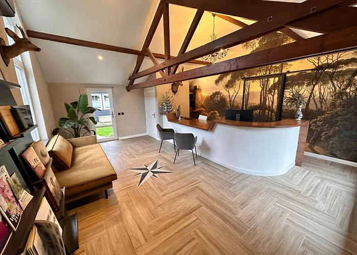 Wellness Tuin - Boudoir - Ultieme Partner Beleving - Indoor Jacuzzi En Openhaard En Prive Sauna - In Romantische Stijl - Gratis Fles Prosecco & Leuke Partner Connect Box ! *