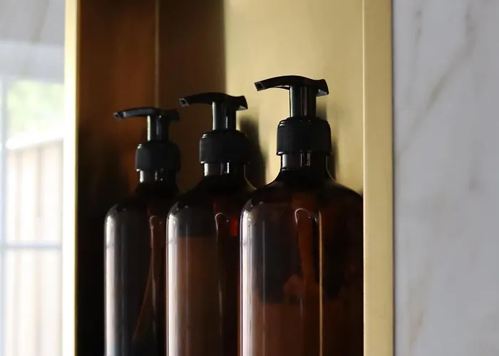 Wellness Tuin - Boudoir - Ultieme Partner Beleving - Indoor Jacuzzi En Openhaard En Prive Sauna - In Romantische Stijl - Gratis Fles Prosecco & Leuke Partner Connect Box ! *