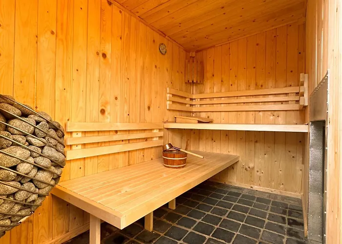 Wellness Tuin - Boudoir - Ultieme Partner Beleving - Indoor Jacuzzi En Openhaard En Prive Sauna - In Romantische Stijl - Gratis Fles Prosecco & Leuke Partner Connect Box ! Orman Evi *