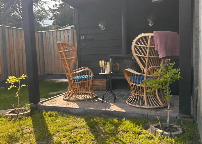 Wellness Tuin - Boudoir - Ultieme Partner Beleving - Indoor Jacuzzi En Openhaard En Prive Sauna - In Romantische Stijl - Gratis Fles Prosecco & Leuke Partner Connect Box ! *