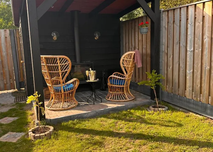 Wellness Tuin - Boudoir - Ultieme Partner Beleving - Indoor Jacuzzi En Openhaard En Prive Sauna - In Romantische Stijl - Gratis Fles Prosecco & Leuke Partner Connect Box ! Orman Evi