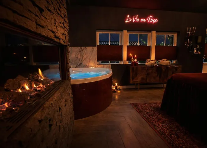 Wellness Tuin - Boudoir - Ultieme Partner Beleving - Indoor Jacuzzi En Openhaard En Prive Sauna - In Romantische Stijl - Gratis Fles Prosecco & Leuke Partner Connect Box ! Jaktstuga *