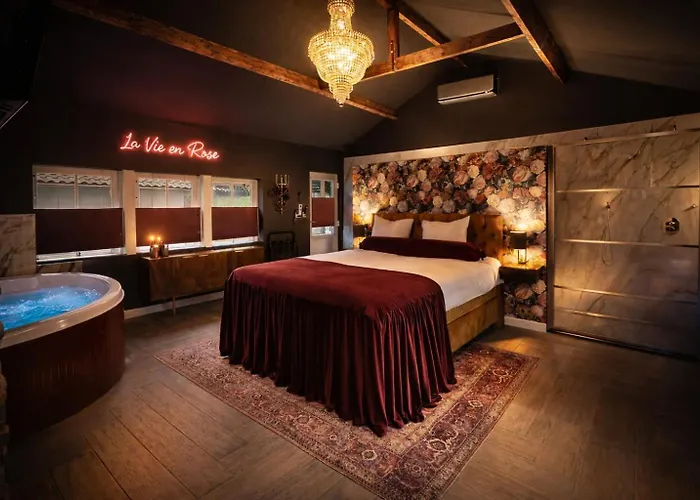 Jaktstuga Wellness Tuin - Boudoir - Ultieme Partner Beleving - Indoor Jacuzzi En Openhaard En Prive Sauna - In Romantische Stijl - Gratis Fles Prosecco & Leuke Partner Connect Box ! Horst
