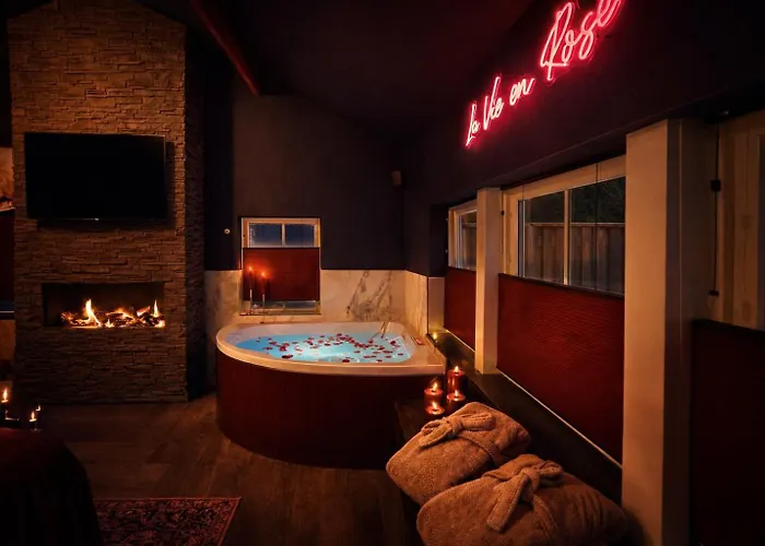 Jaktstuga Wellness Tuin - Boudoir - Ultieme Partner Beleving - Indoor Jacuzzi En Openhaard En Prive Sauna - In Romantische Stijl - Gratis Fles Prosecco & Leuke Partner Connect Box ! *
