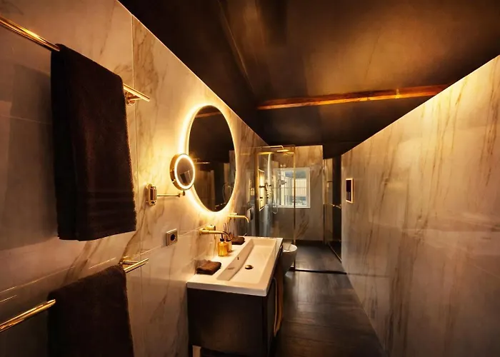 Wellness Tuin - Boudoir - Ultieme Partner Beleving - Indoor Jacuzzi En Openhaard En Prive Sauna - In Romantische Stijl - Gratis Fles Prosecco & Leuke Partner Connect Box !