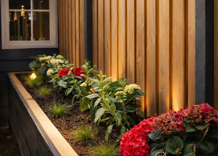 Jaktstuga Wellness Tuin - Boudoir - Ultieme Partner Beleving - Indoor Jacuzzi En Openhaard En Prive Sauna - In Romantische Stijl - Gratis Fles Prosecco & Leuke Partner Connect Box ! *