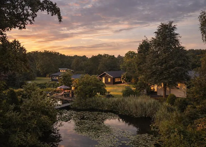 Jaktstuga Wellness Tuin - Boudoir - Ultieme Partner Beleving - Indoor Jacuzzi En Openhaard En Prive Sauna - In Romantische Stijl - Gratis Fles Prosecco & Leuke Partner Connect Box !