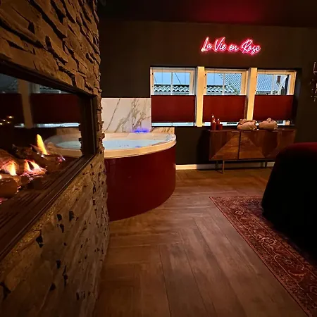 Wellness Tuin - Boudoir - Ultieme Partner Beleving - Indoor Jacuzzi En Openhaard En Prive Sauna - In Romantische Stijl - Gratis Fles Prosecco & Leuke Partner Connect Box ! Hytte *