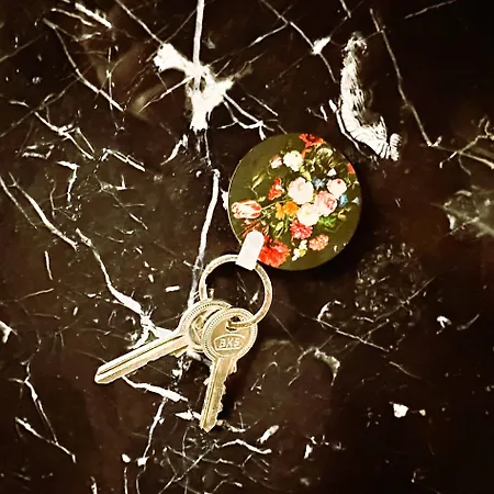 Wellness Tuin - Boudoir - Ultieme Partner Beleving - Indoor Jacuzzi En Openhaard En Prive Sauna - In Romantische Stijl - Gratis Fles Prosecco & Leuke Partner Connect Box ! *