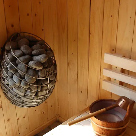 Hytte Wellness Tuin - Boudoir - Ultieme Partner Beleving - Indoor Jacuzzi En Openhaard En Prive Sauna - In Romantische Stijl - Gratis Fles Prosecco & Leuke Partner Connect Box !