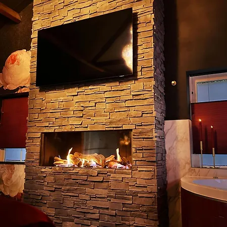 Wellness Tuin - Boudoir - Ultieme Partner Beleving - Indoor Jacuzzi En Openhaard En Prive Sauna - In Romantische Stijl - Gratis Fles Prosecco & Leuke Partner Connect Box ! Hytte Horst