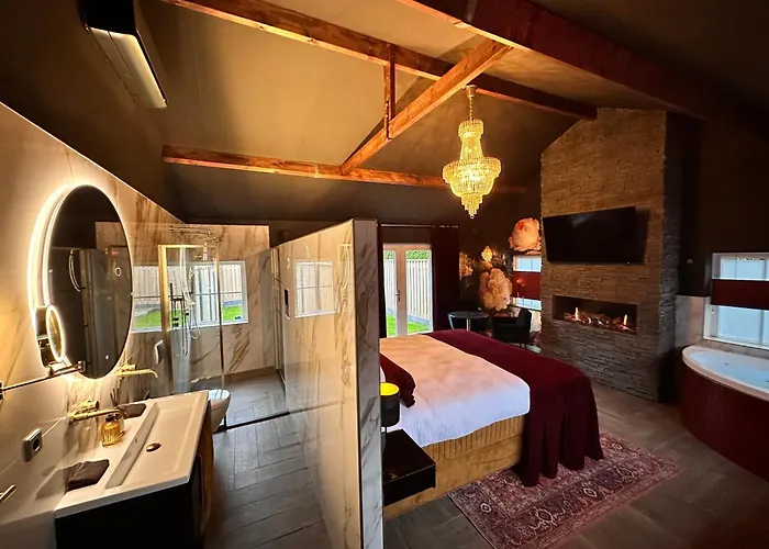 Wellness Tuin - Boudoir - Ultieme Partner Beleving - Indoor Jacuzzi En Openhaard En Prive Sauna - In Romantische Stijl - Gratis Fles Prosecco & Leuke Partner Connect Box ! *