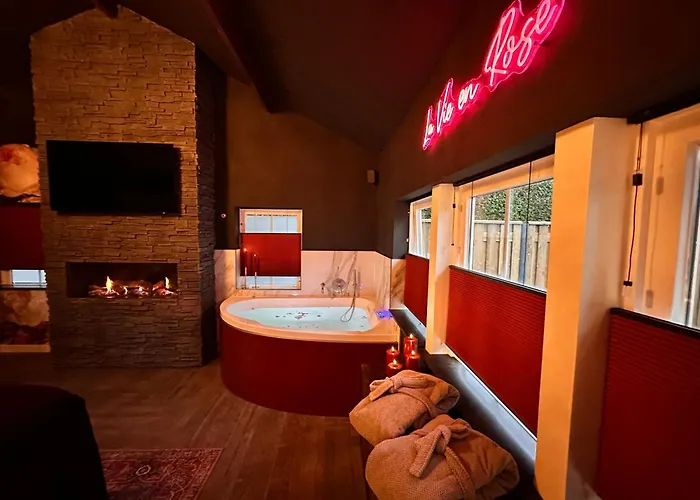 Wellness Tuin - Boudoir - Ultieme Partner Beleving - Indoor Jacuzzi En Openhaard En Prive Sauna - In Romantische Stijl - Gratis Fles Prosecco & Leuke Partner Connect Box ! Horst