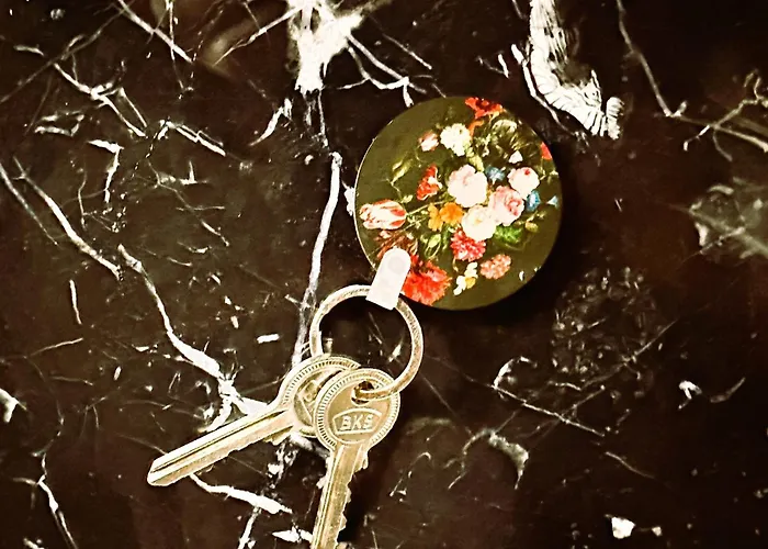 Wellness Tuin - Boudoir - Ultieme Partner Beleving - Indoor Jacuzzi En Openhaard En Prive Sauna - In Romantische Stijl - Gratis Fles Prosecco & Leuke Partner Connect Box ! *