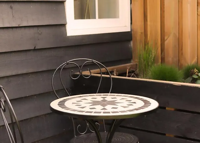 Domek letniskowy Wellness Tuin - Boudoir - Ultieme Partner Beleving - Indoor Jacuzzi En Openhaard En Prive Sauna - In Romantische Stijl - Gratis Fles Prosecco & Leuke Partner Connect Box ! *